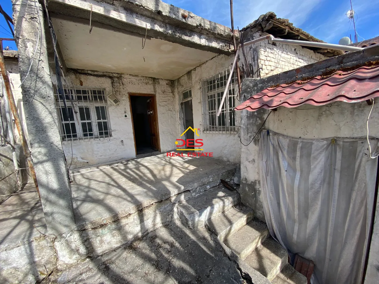 Shitet ndërtesë+ truall në lagjen karabash,vlorë