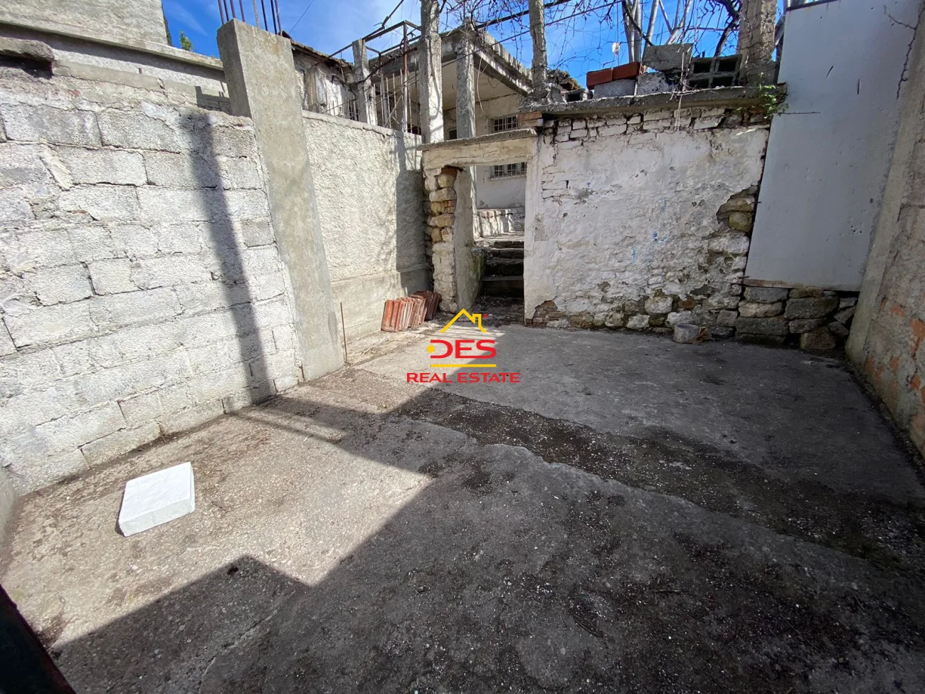 Shitet ndërtesë+ truall në lagjen karabash,vlorë