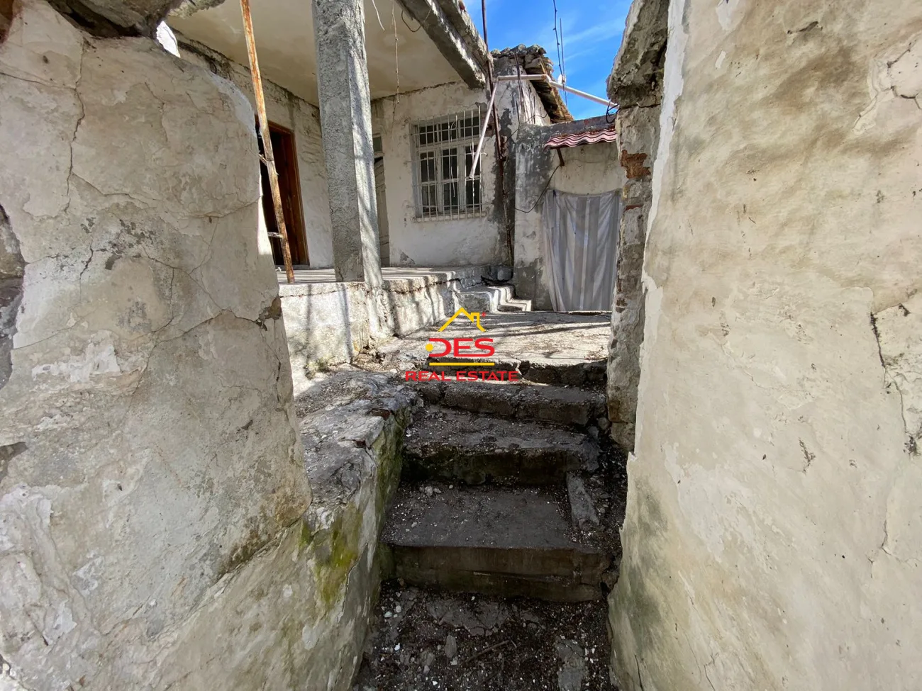 Shitet ndërtesë+ truall në lagjen karabash,vlorë