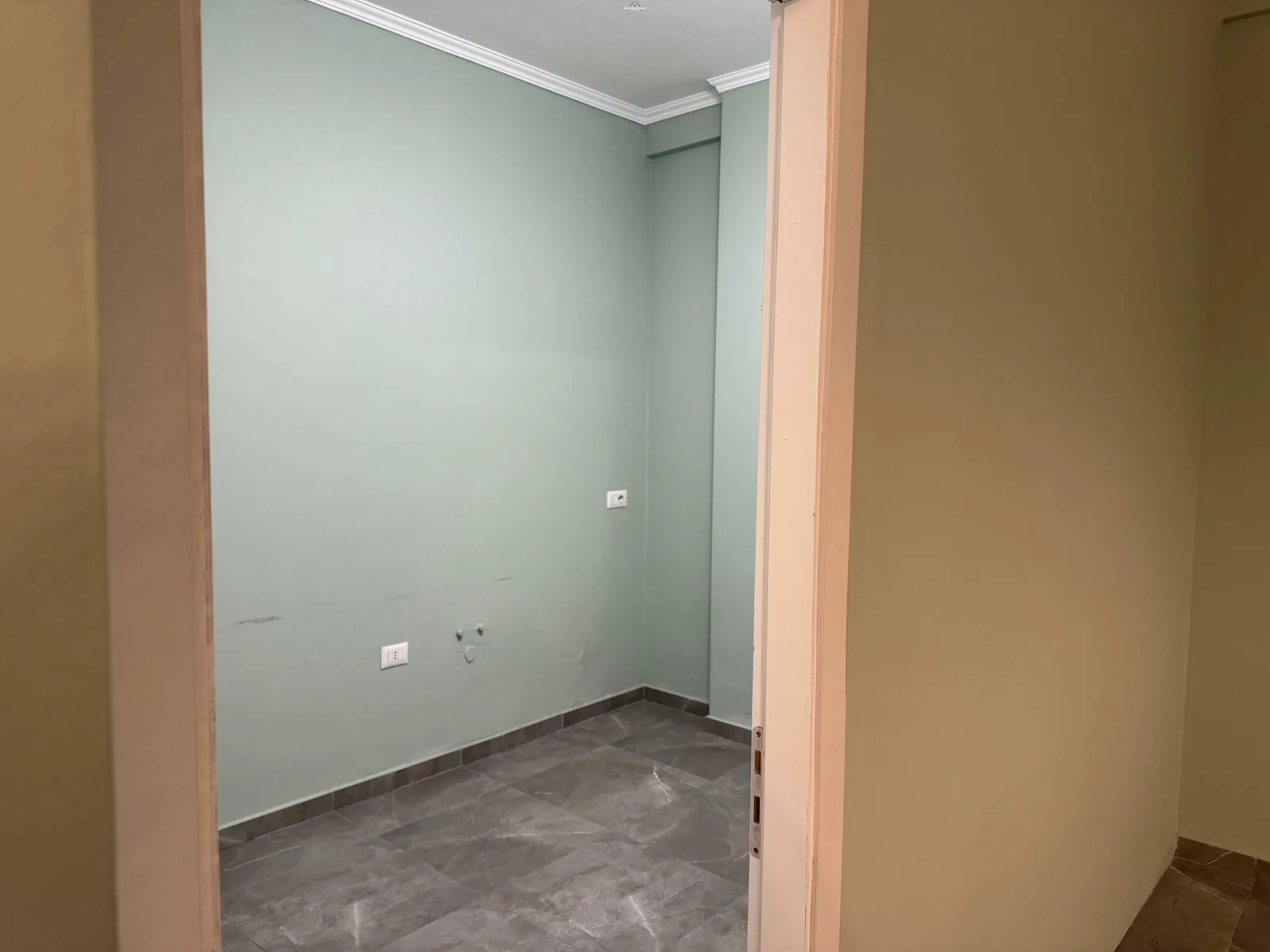 Zyre Me Qera Tek Farmacia 10 (ID BZ2928) Tirane