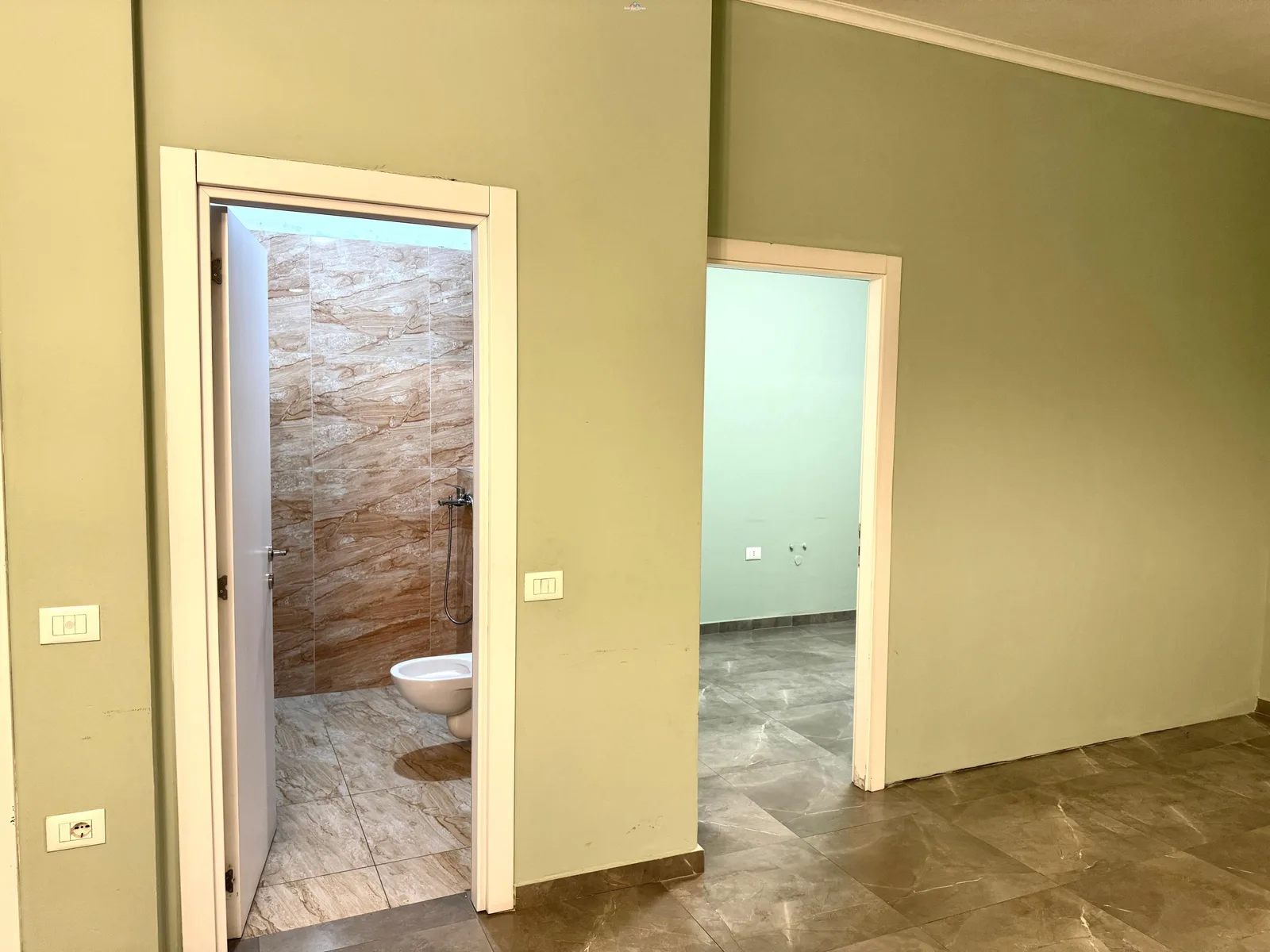 Zyre Me Qera Tek Farmacia 10 (ID BZ2928) Tirane