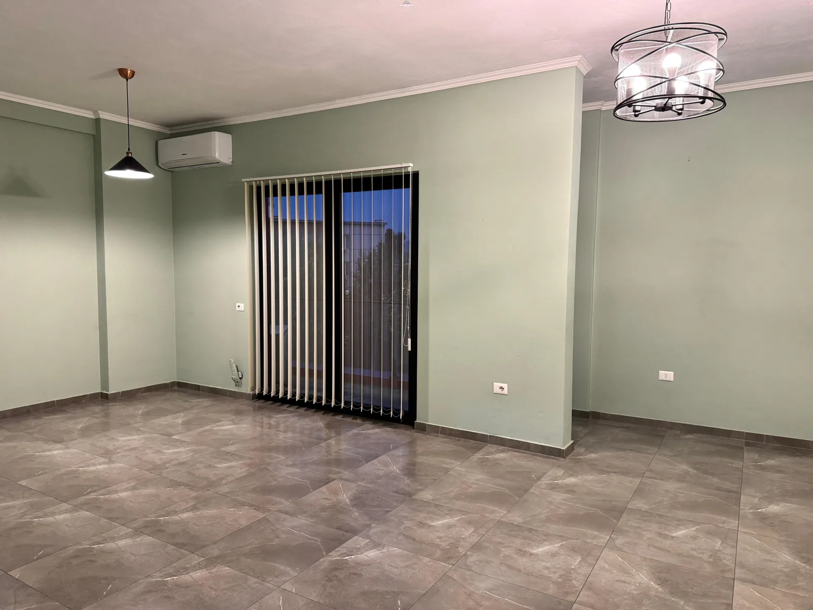 Zyre Me Qera Tek Farmacia 10 (ID BZ2928) Tirane