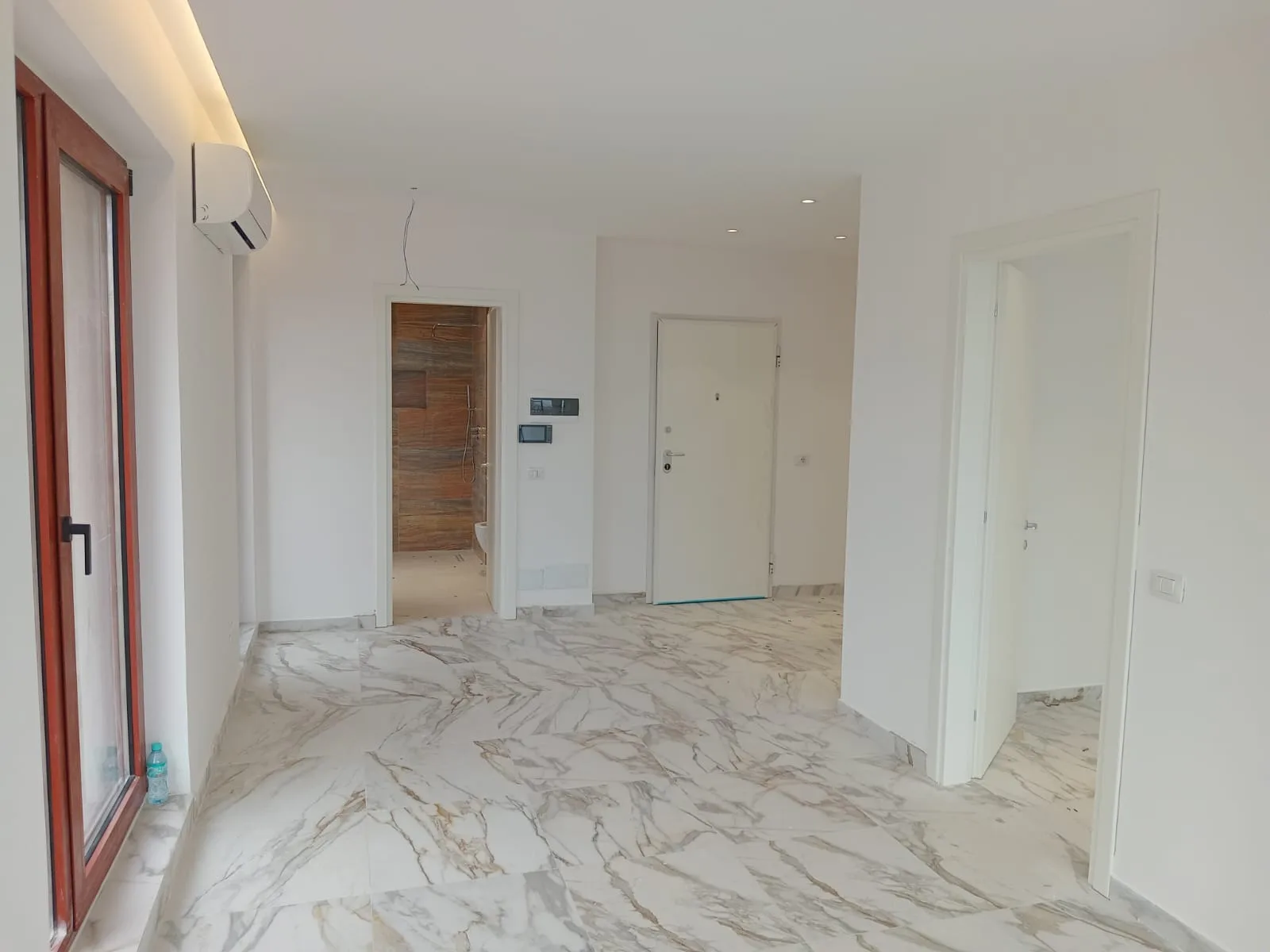 Zyre Me Qera 1+1 Tek Rruga e Kavajes (ID BZ2680) Tirane.