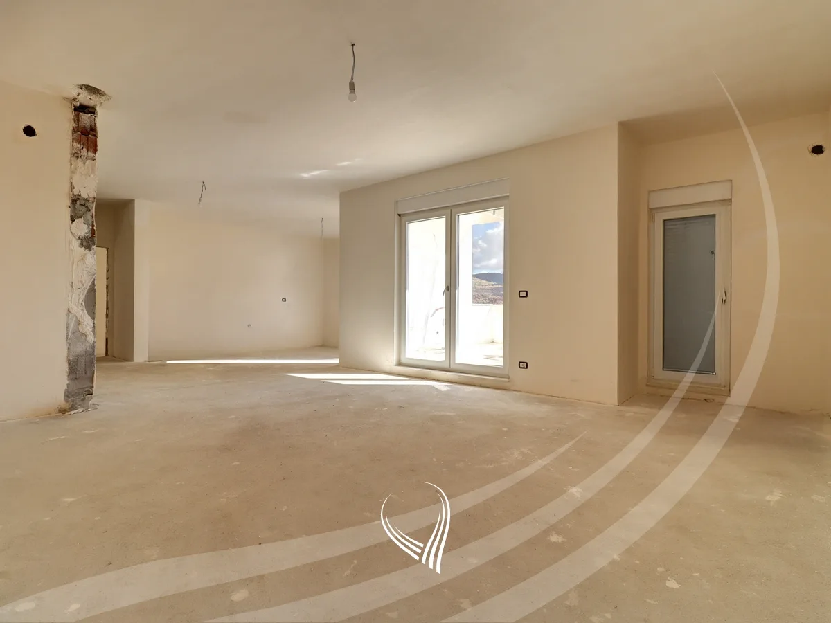 Penthouse me 4 dhoma gjumi në shitje në lagjen Velania