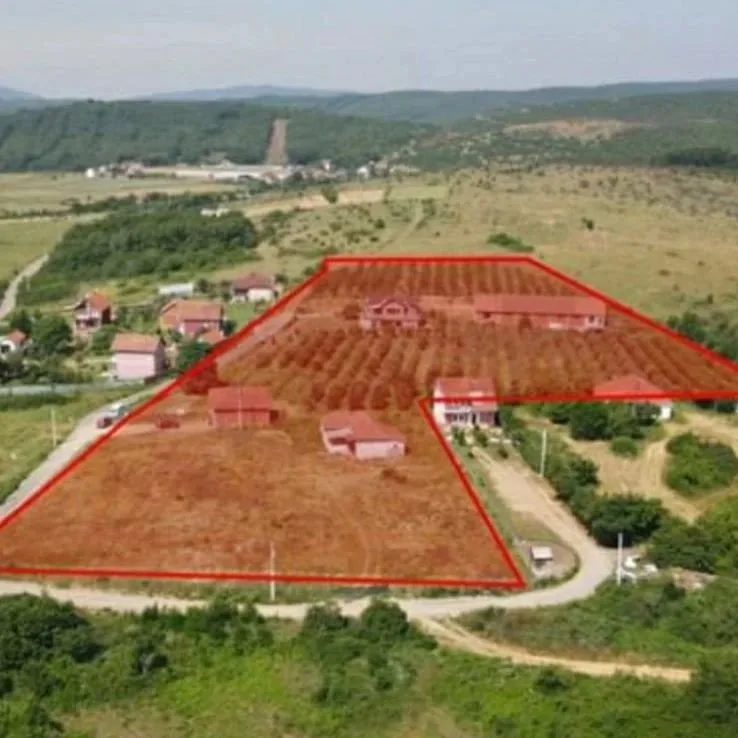 PRONË NË SHITJE NË FSHATIN BREGU I ZI ( CARRA BEG ) LIPJAN
