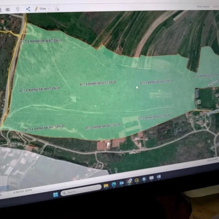 PRONË NË SHITJE NË FSHATIN BREGU I ZI ( CARRA BEG ) LIPJAN