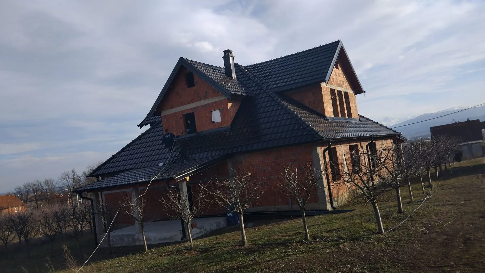 PRONË NË SHITJE NË FSHATIN BREGU I ZI ( CARRA BEG ) LIPJAN