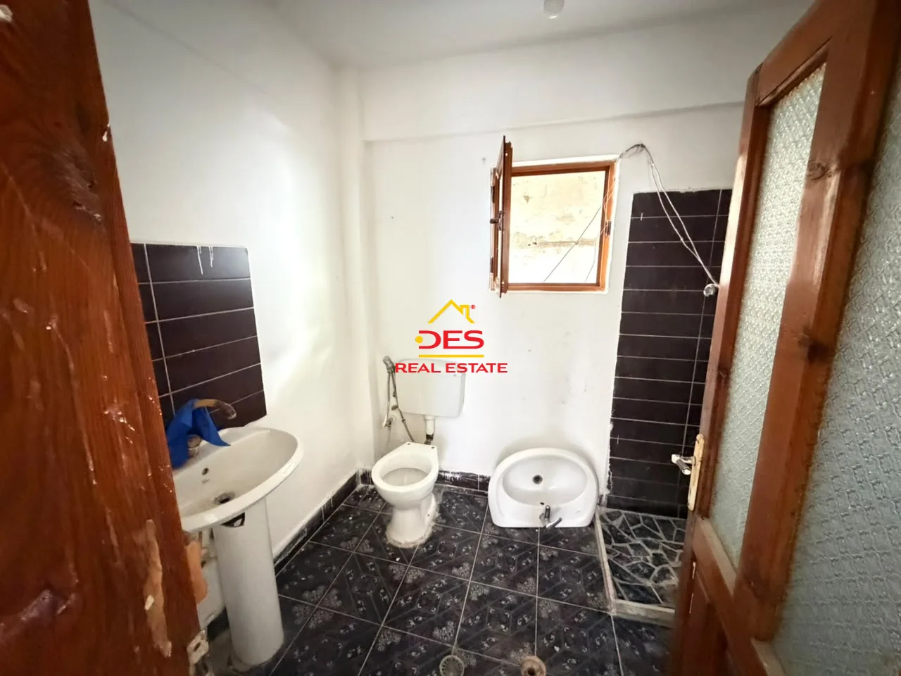 Shitet shtëpi private + truall në lagjen “1 maji”, fier