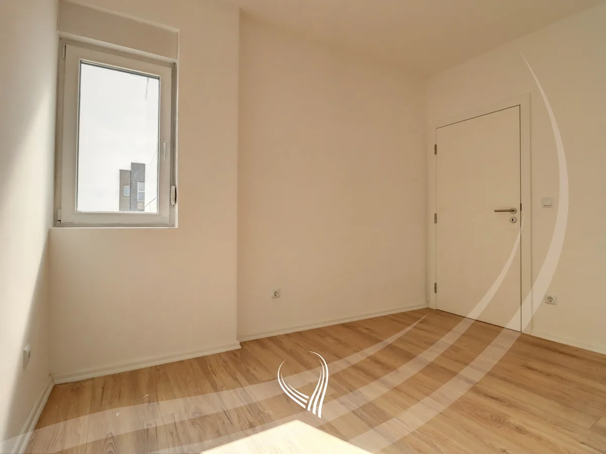 Banesë me 4 dhoma gjumi në shitje në lagjen Mati 1