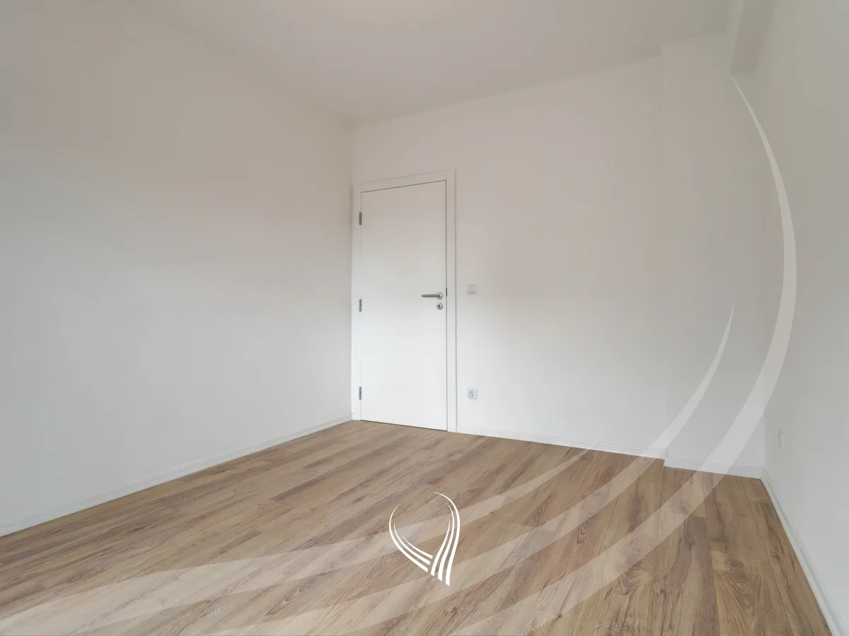Banesë me 4 dhoma gjumi në shitje në lagjen Mati 1