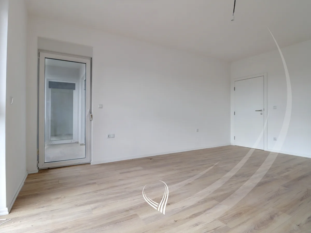 Banesë me 4 dhoma gjumi në shitje në lagjen Mati 1
