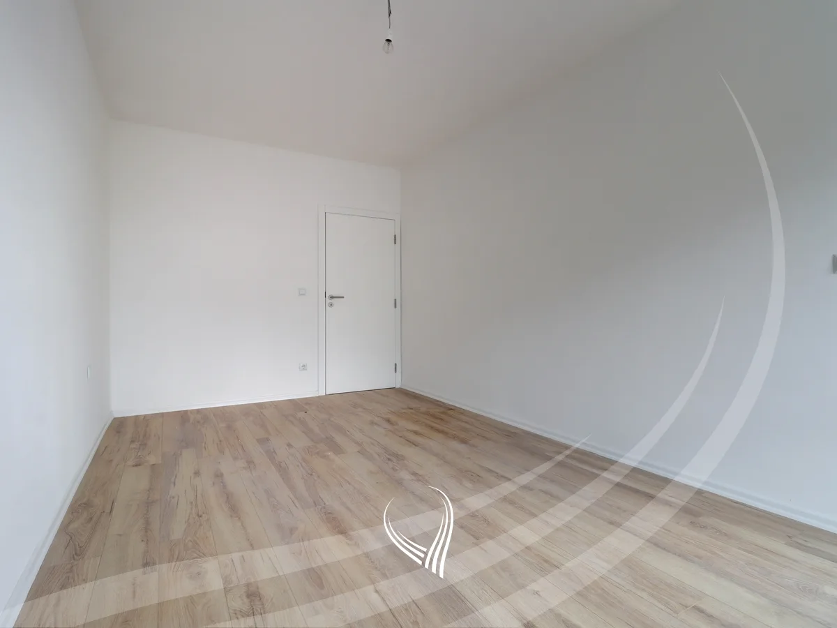 Banesë me 4 dhoma gjumi në shitje në lagjen Mati 1