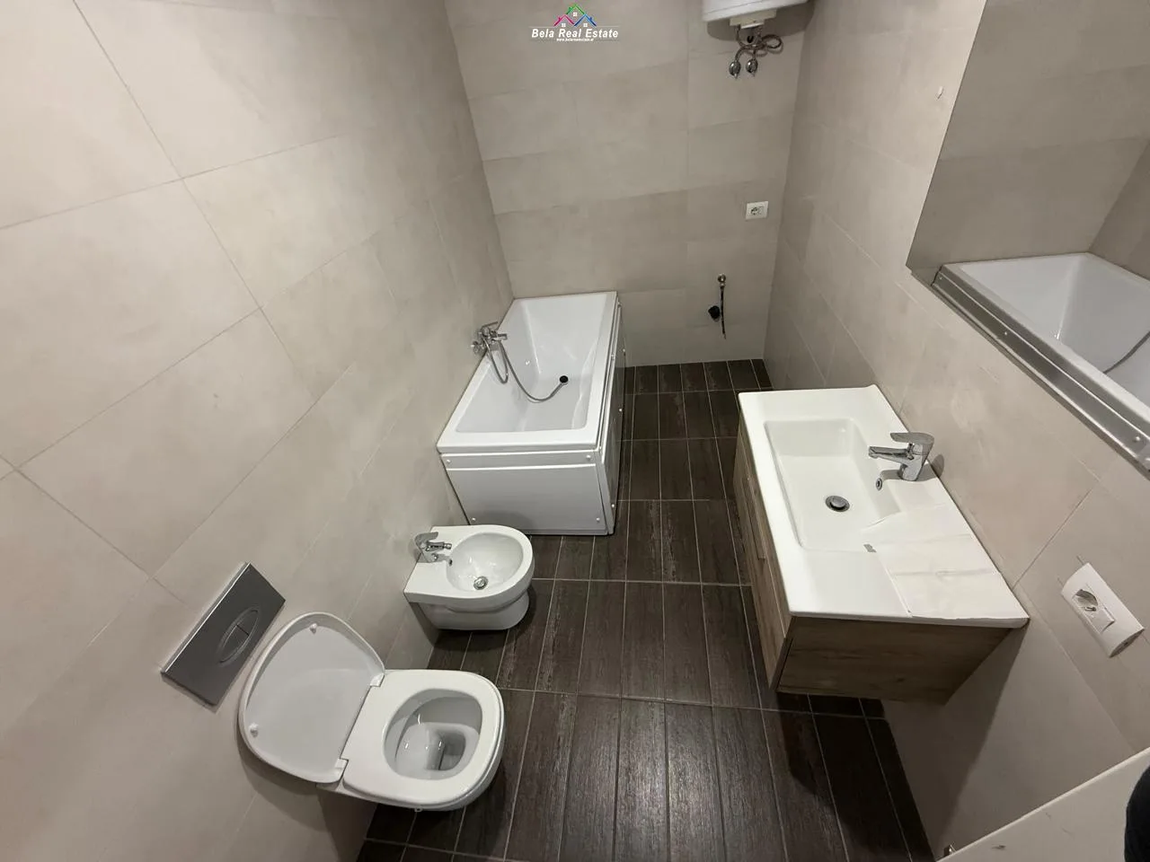 Zyre Me Qera tek Myslym Shyri (ID BZ2539) Tirane.