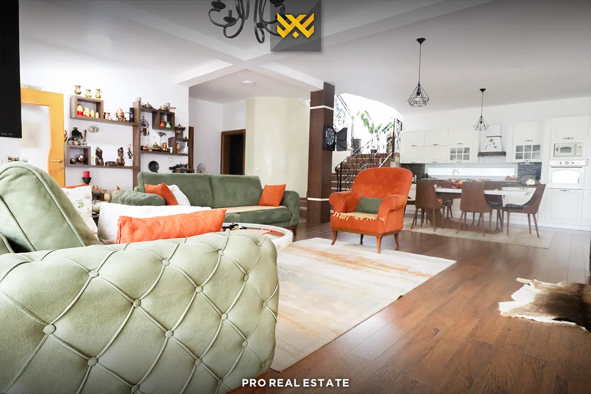 Shtëpi 350m² në #SHITJE në Lagjen Qëndresa.