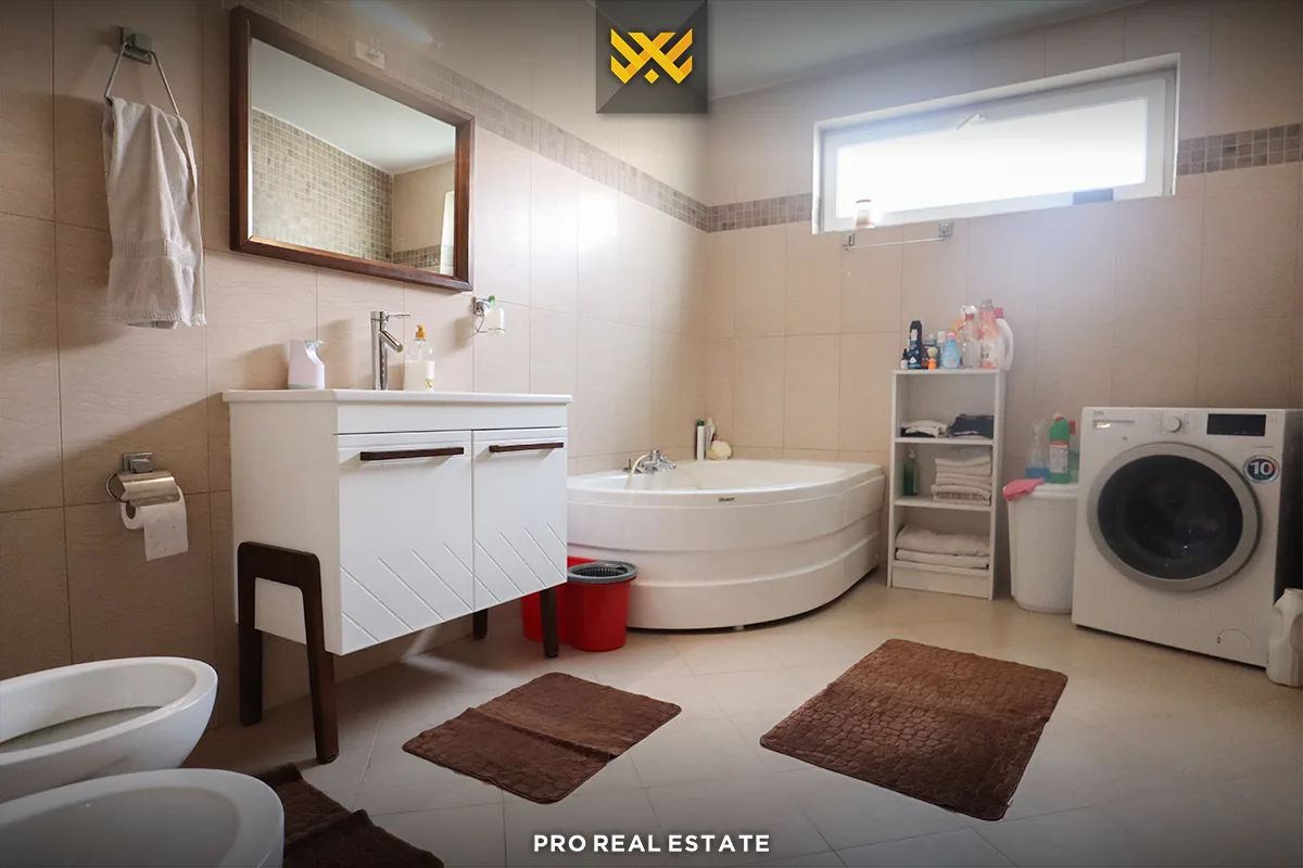 Shtëpi 350m² në #SHITJE në Lagjen Qëndresa.