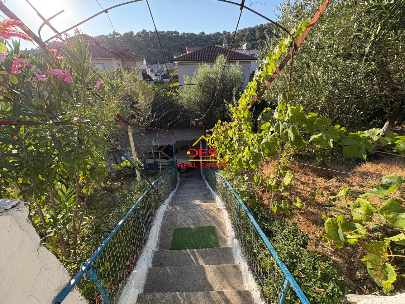 Shitet shtëpi private mbi spitalin rajonal vlorë.