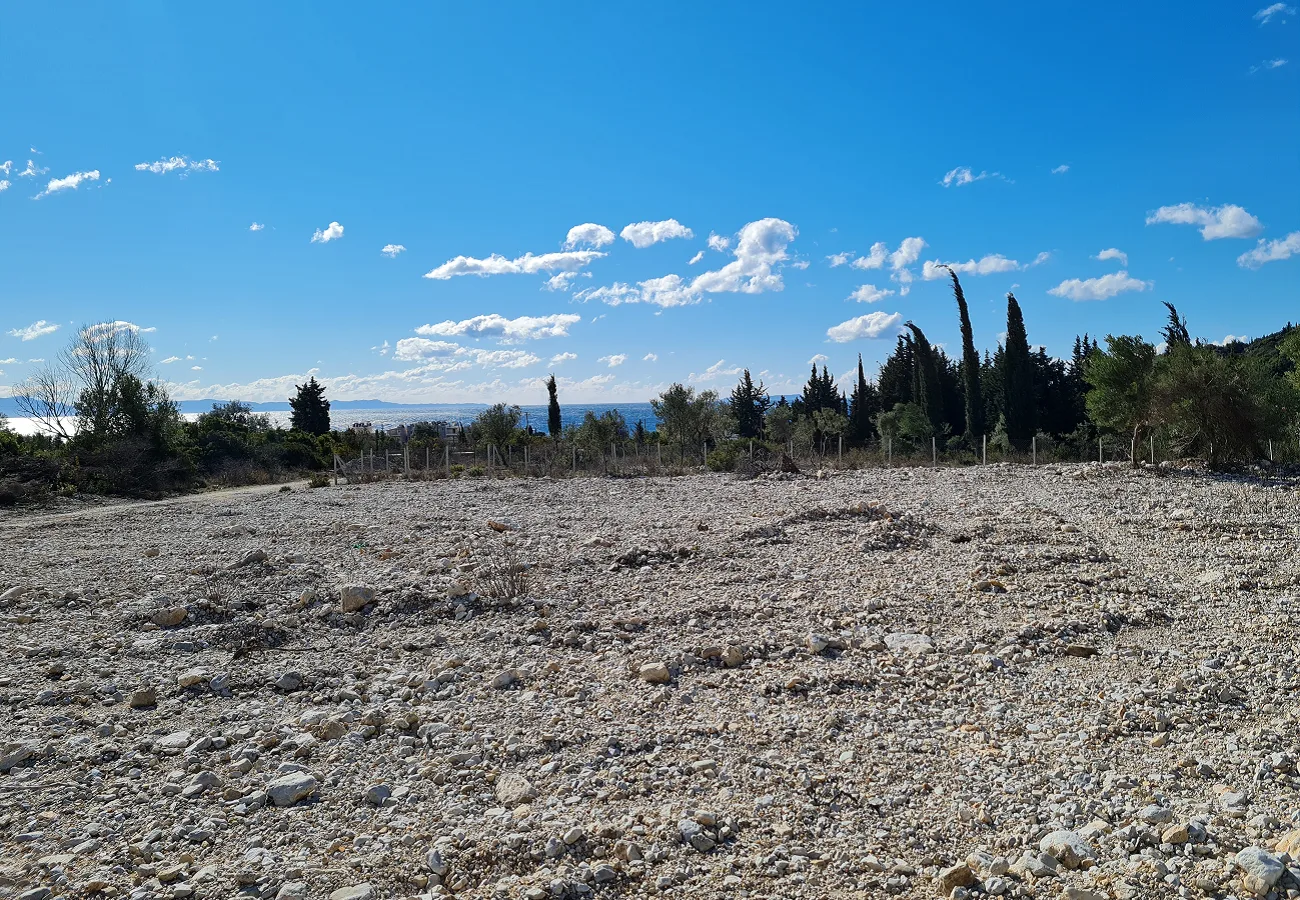 Shitet tokë bujqësore në livadh, himarë