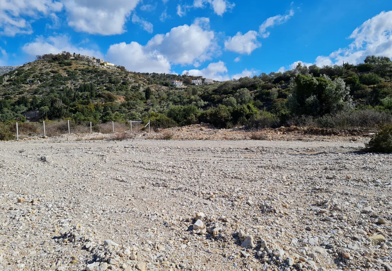 Shitet tokë bujqësore në livadh, himarë