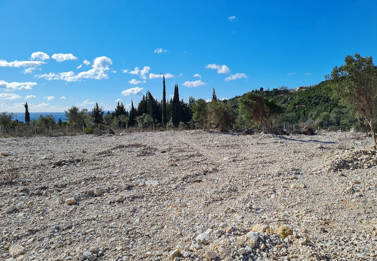 Shitet tokë bujqësore në livadh, himarë