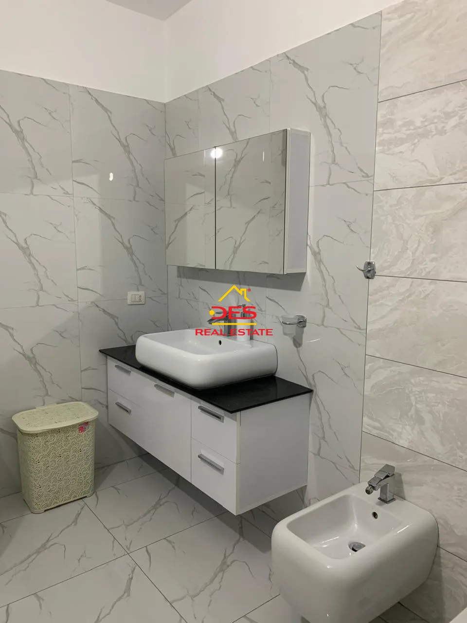 Jepet me qira apartament 2+1 pranë shkollës “1 maj” ,vlorë