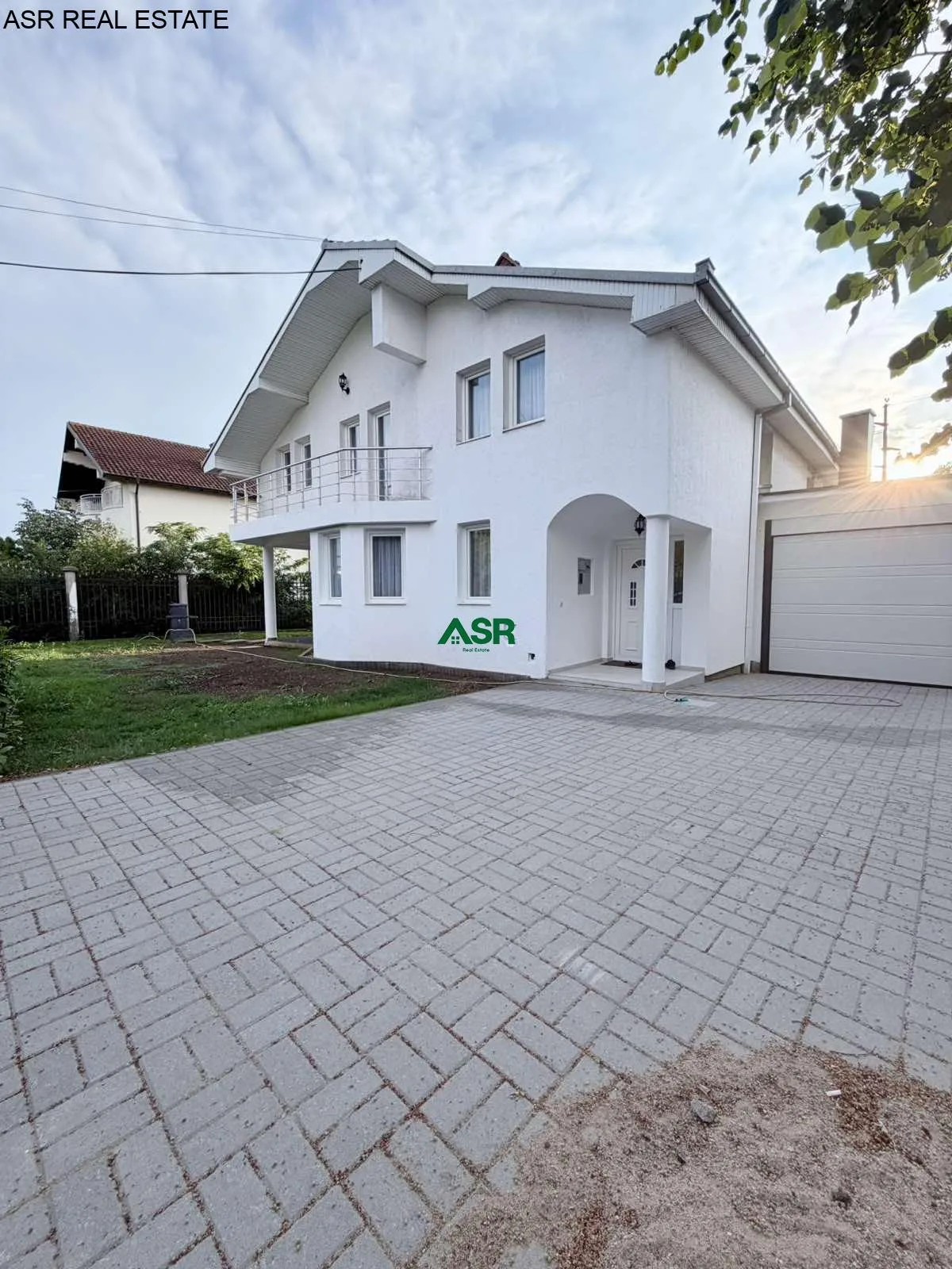 Ofrohet SHTEPIA me siperfaqe 250 m2 me QIRA në lagjen Arberia (Dragodan) afer parkut ,Prishtine.