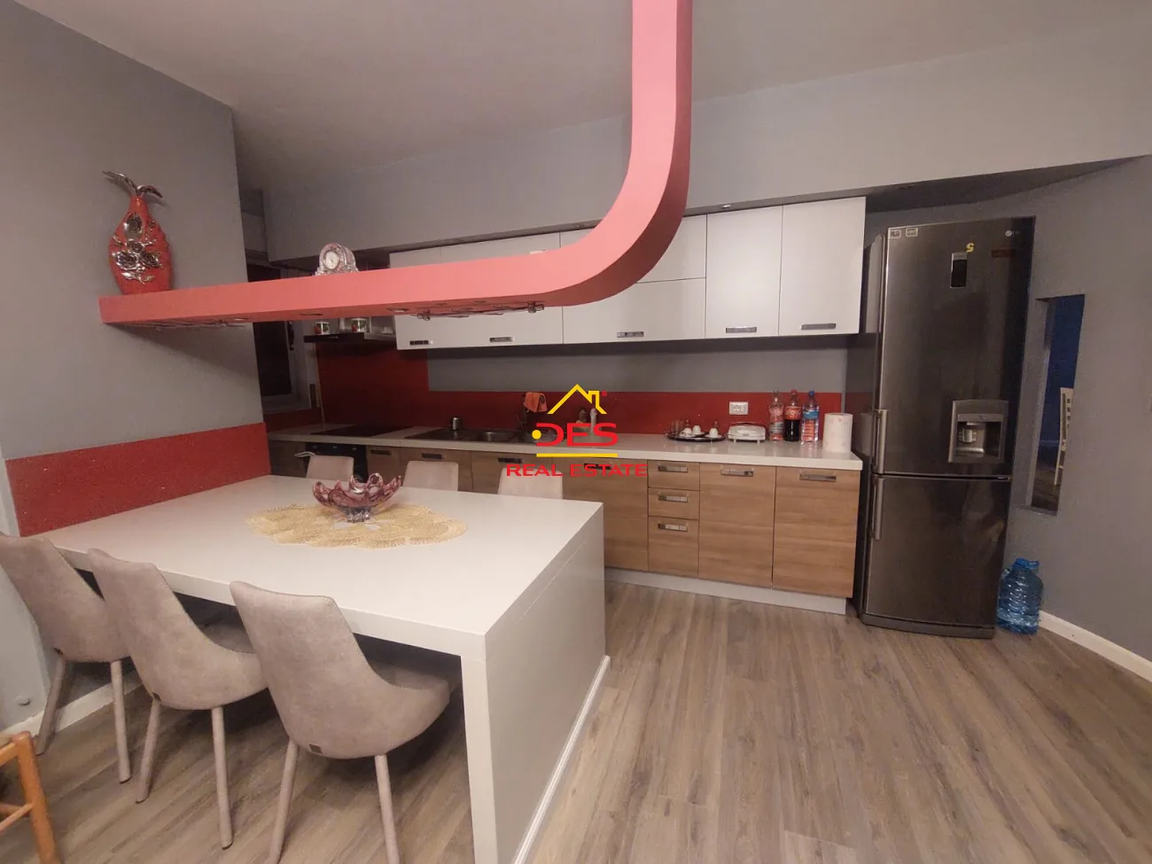 Shitet apartament 2+1 te rruga e re , prane dino bar ,vlorë.
