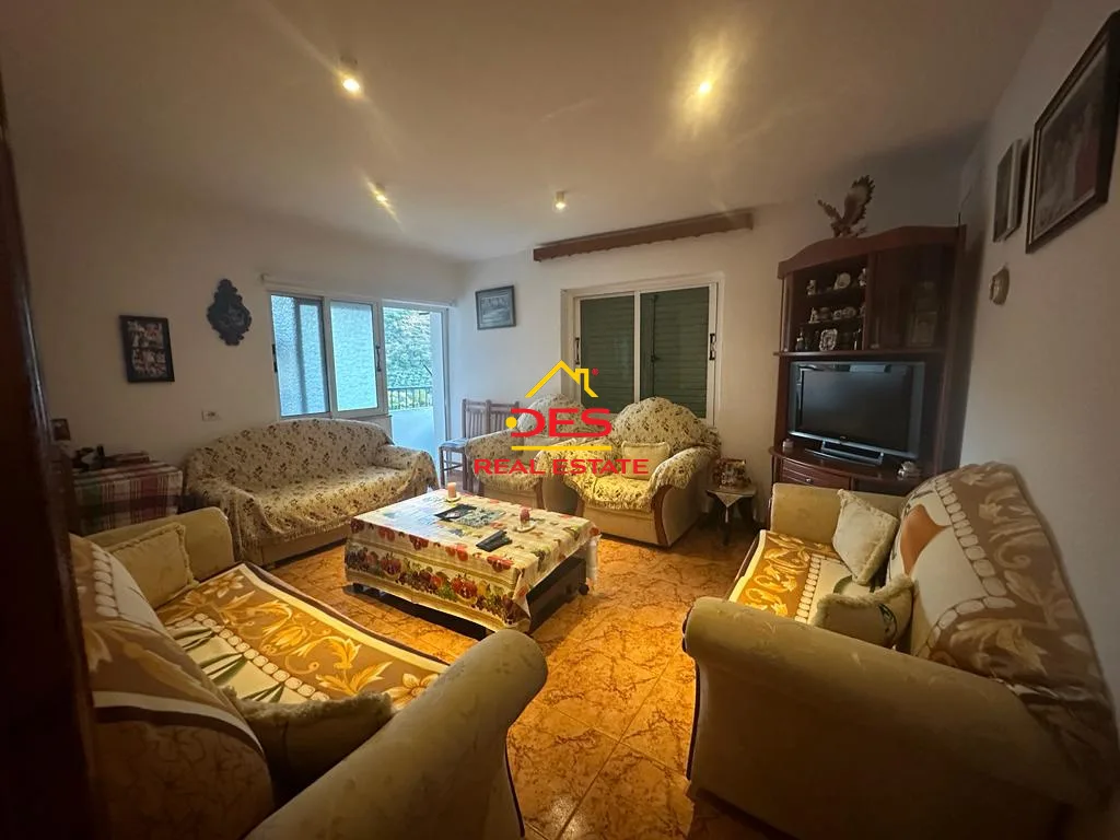 Shitet apartament 2+1 në delvinë