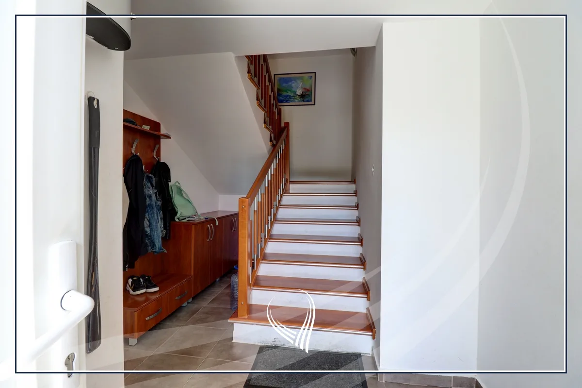 Shtëpi me 4 dhoma gjumi me qira në lagjen Sofalia