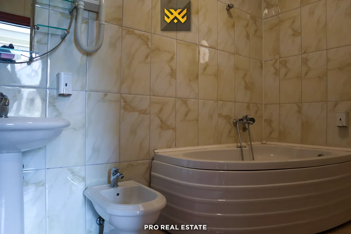 Objekt 2400m² për #SHITJE në Kodrën e Trimave