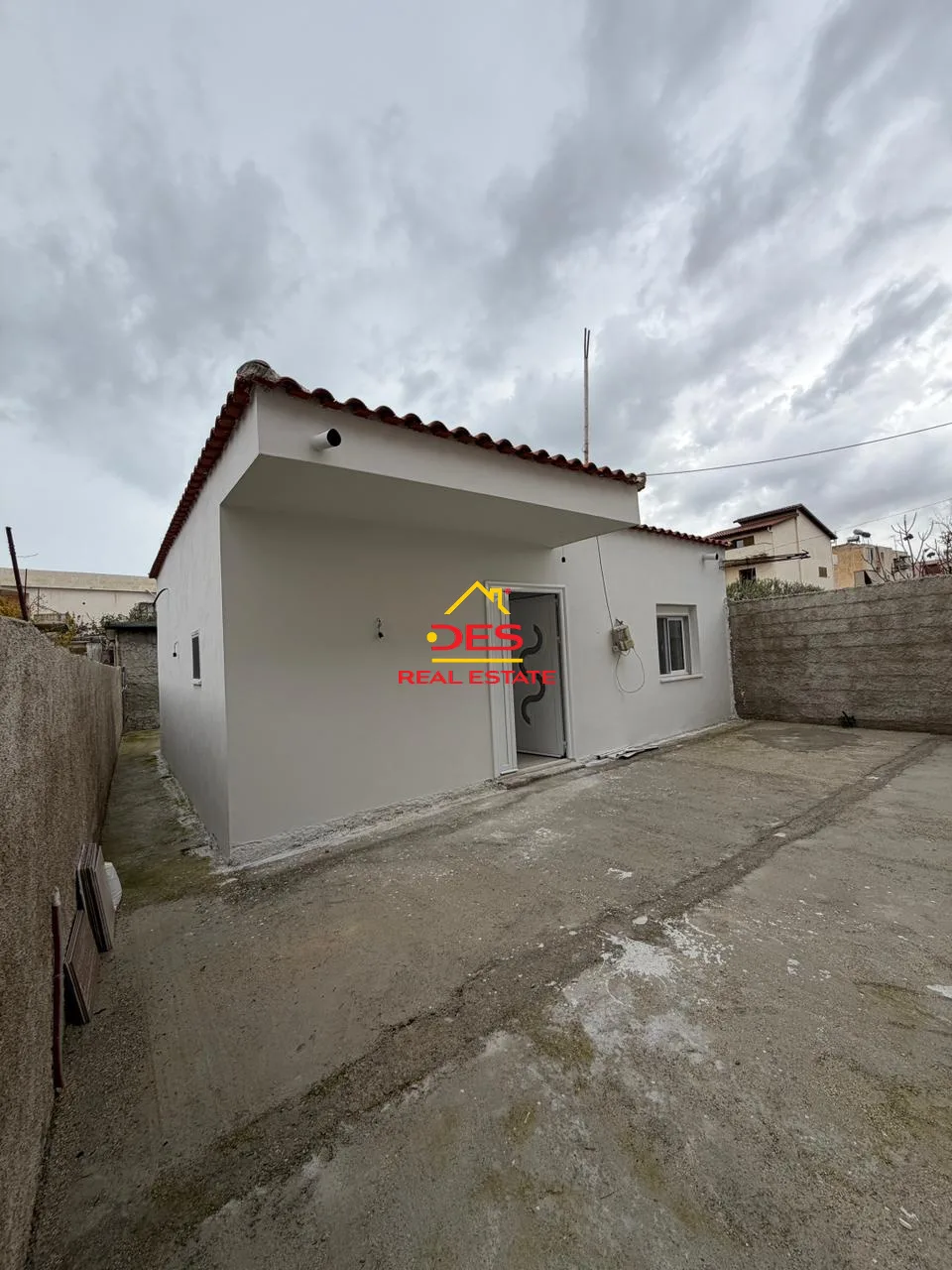 Shitet shtëpi private + truall në çole, vlorë.