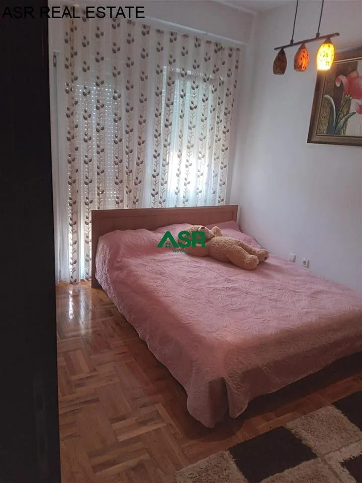 Shitet  banesa në lagjën Emshir