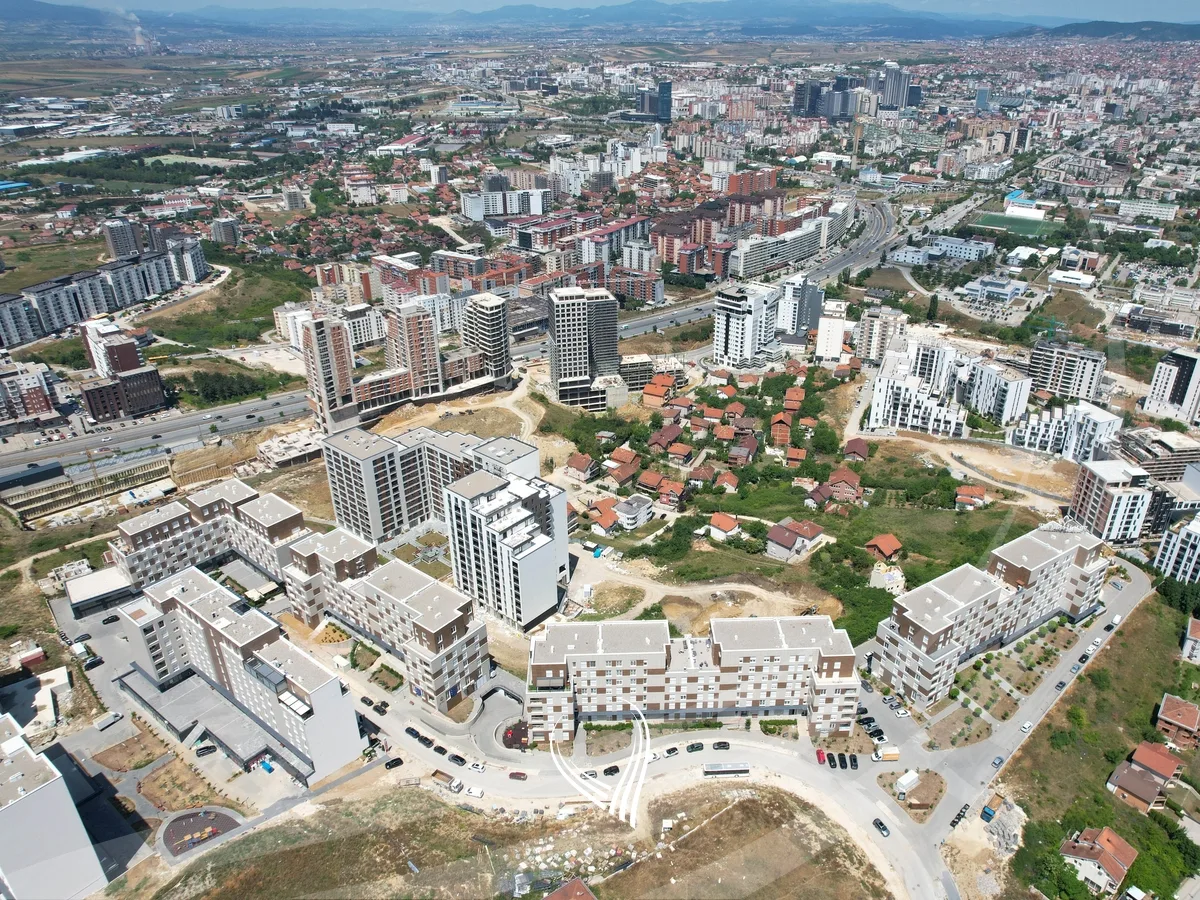 Zyre me 6 dhoma pune me qira në lagjen Prishtina e Re