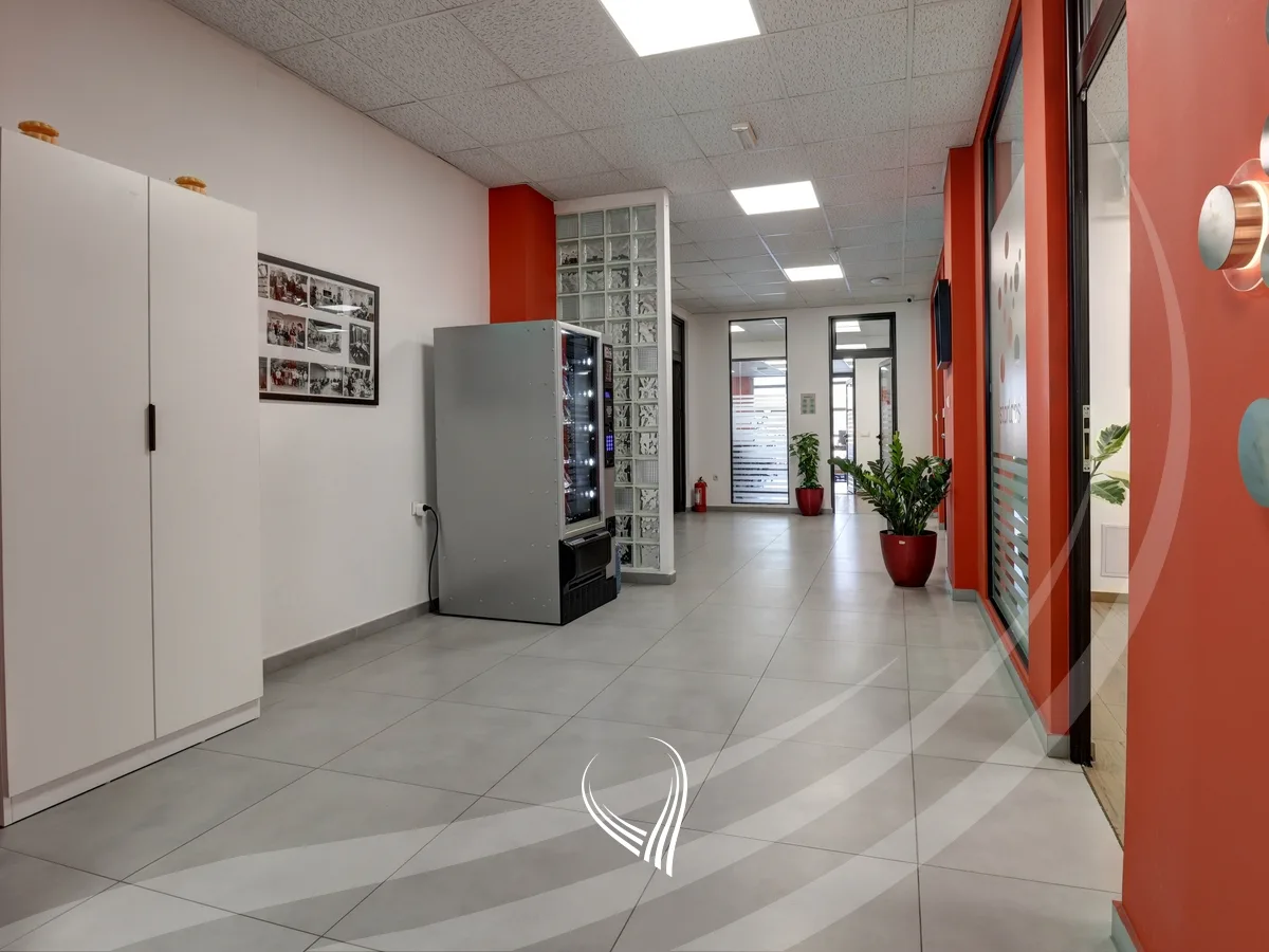 Hapësirë afariste për zyre 480m2 me qira në lagjen Pejton