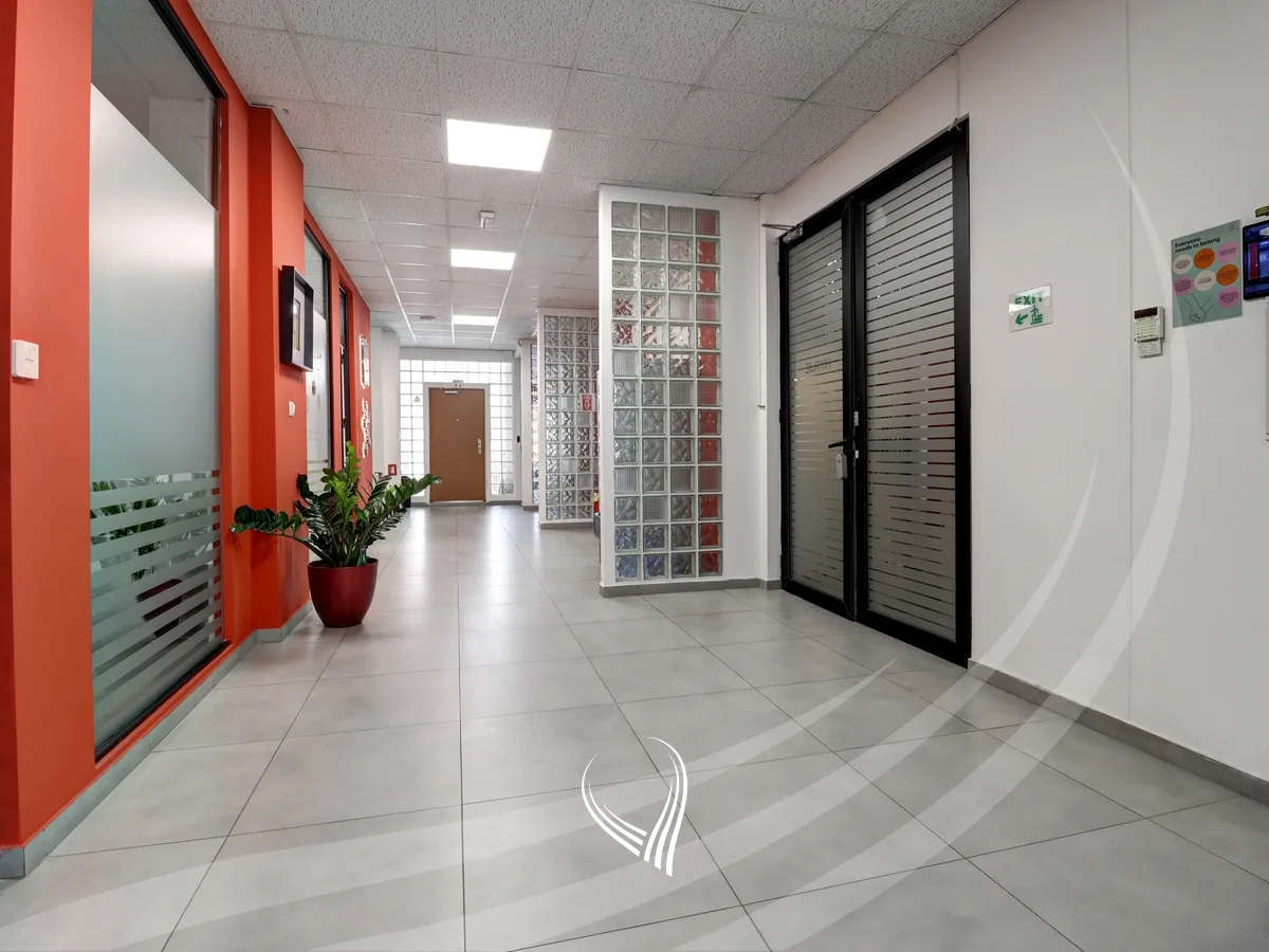 Hapësirë afariste për zyre 480m2 me qira në lagjen Pejton