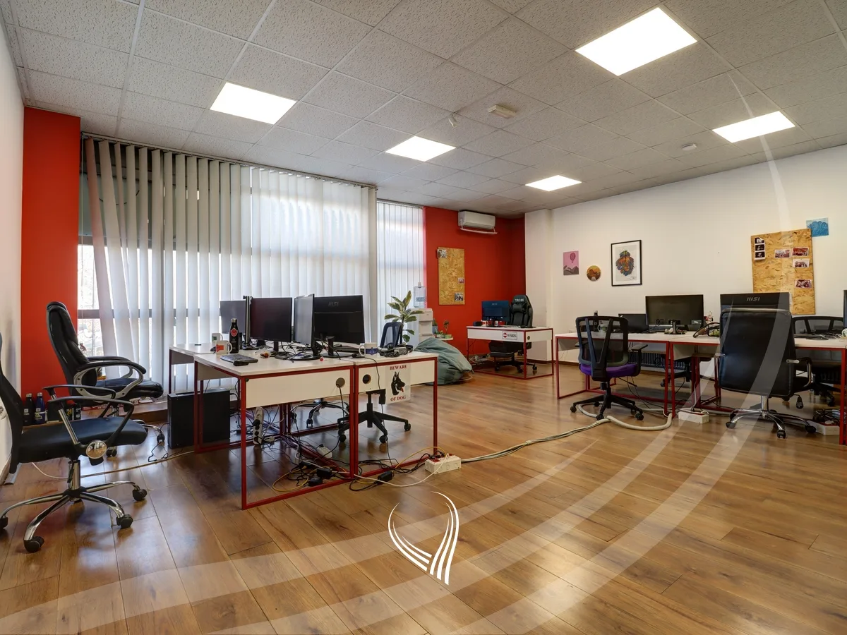 Hapësirë afariste për zyre 480m2 me qira në lagjen Pejton