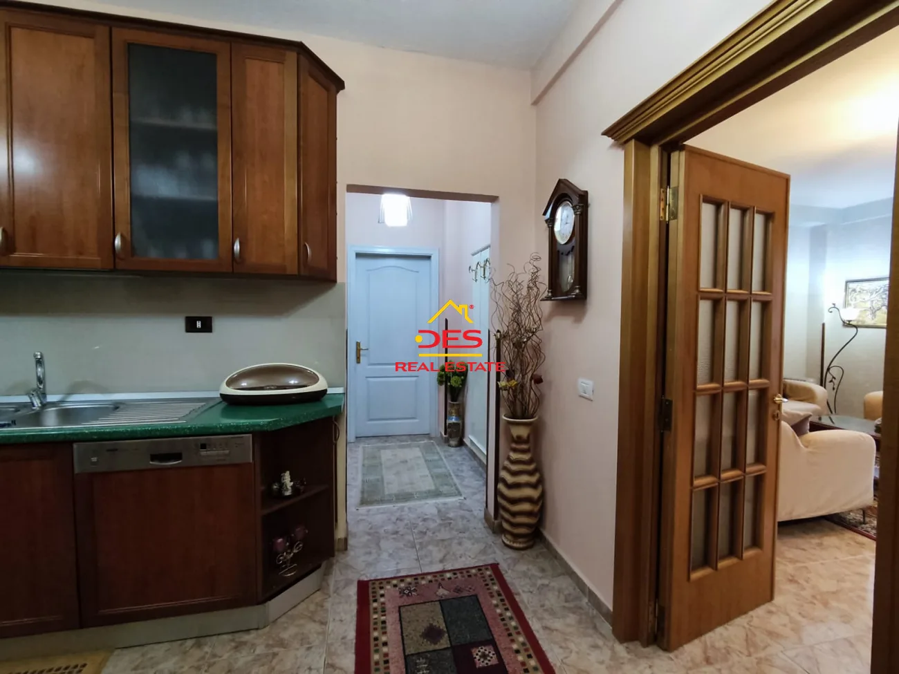 Jepet me qira apartament 2+1+2+parkim, blloku, tiranë.