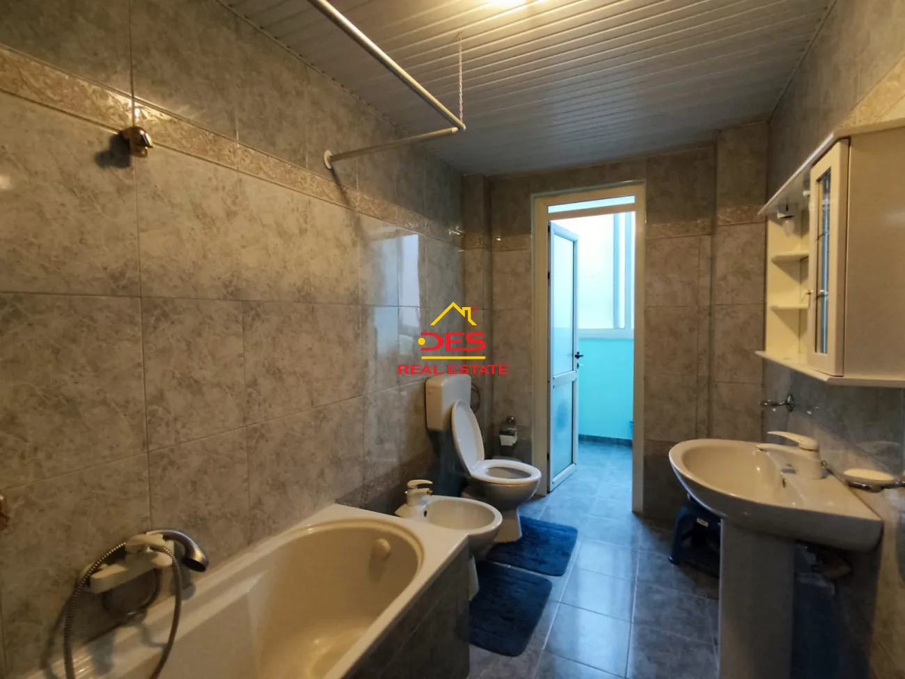 Jepet me qira apartament 2+1+2+parkim, blloku, tiranë.