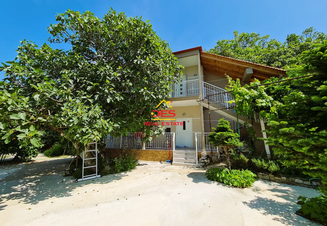 Shitet hotel + shtëpi private + truall në fshatin borsh, himarë