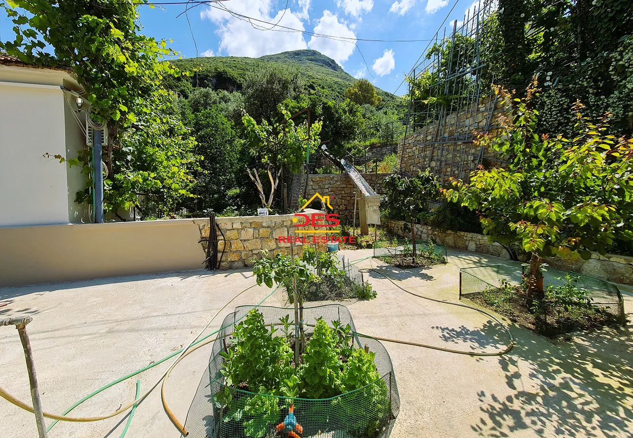 Shitet hotel + shtëpi private + truall në fshatin borsh, himarë