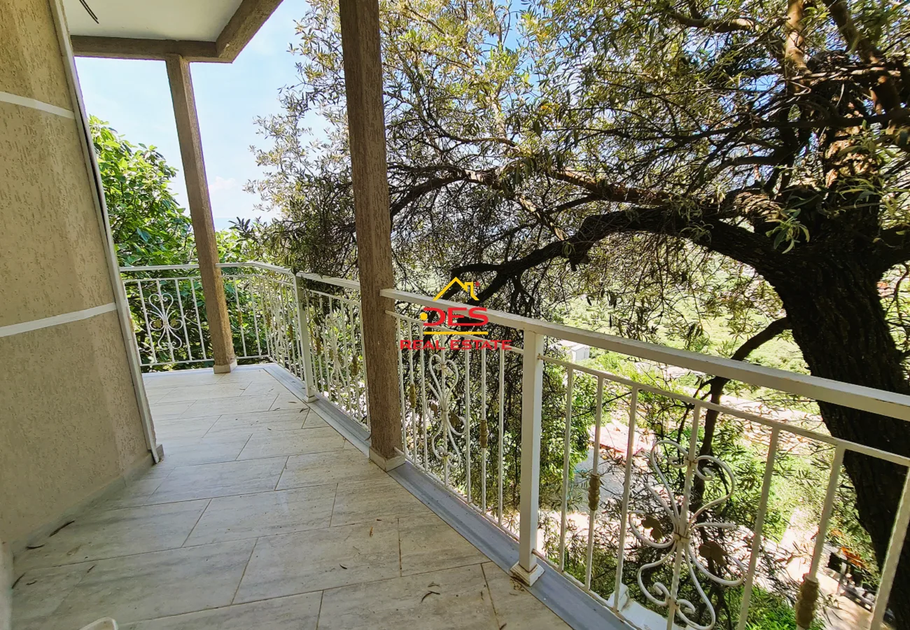 Shitet hotel + shtëpi private + truall në fshatin borsh, himarë
