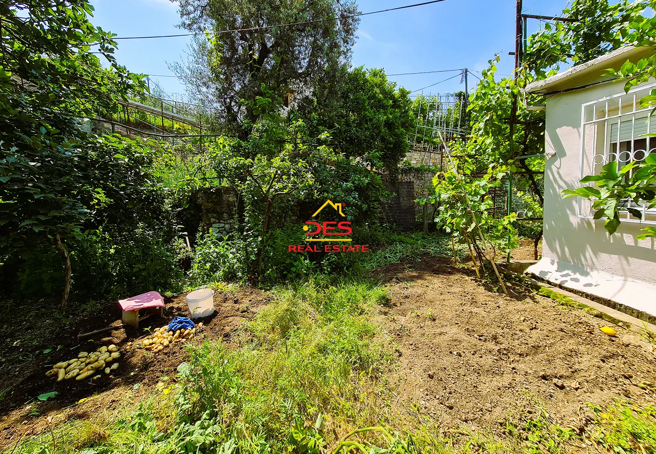 Shitet hotel + shtëpi private + truall në fshatin borsh, himarë
