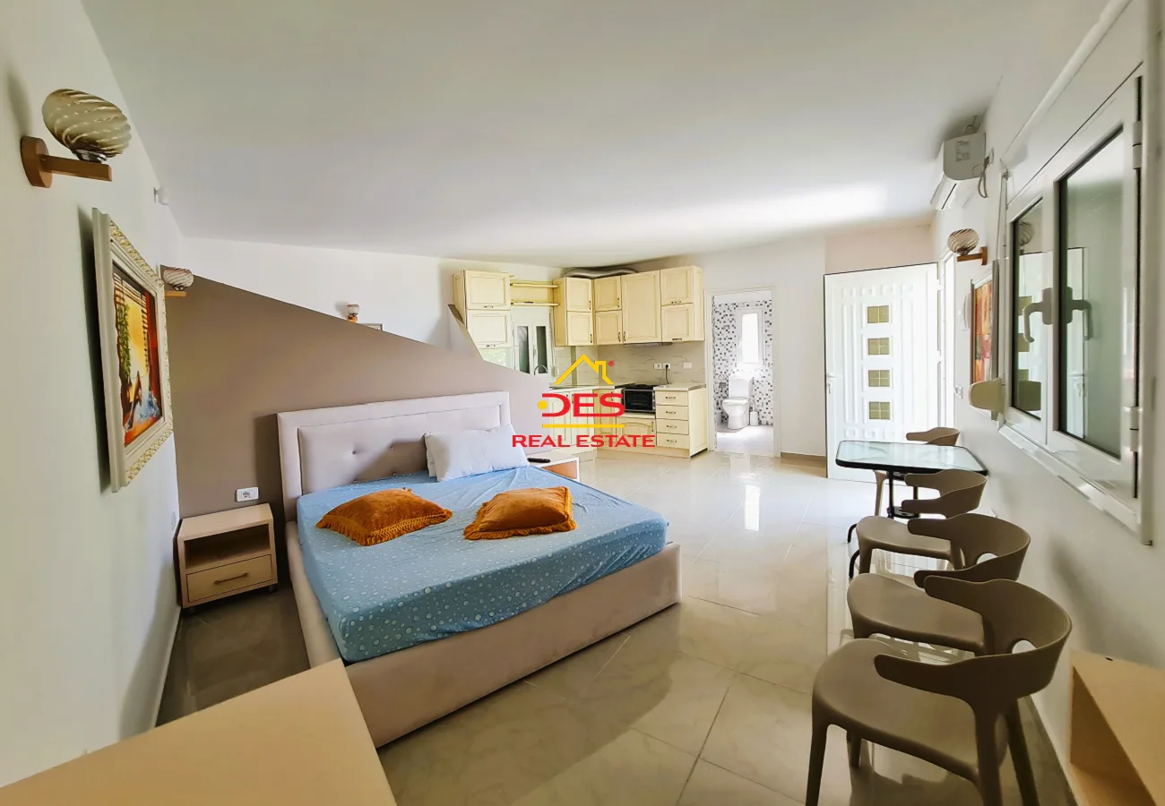 Shitet hotel + shtëpi private + truall në fshatin borsh, himarë