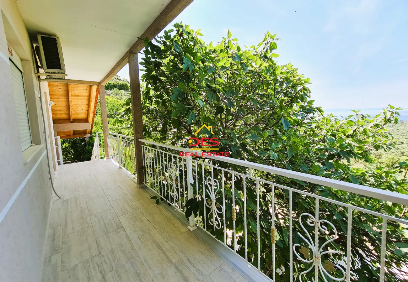 Shitet hotel + shtëpi private + truall në fshatin borsh, himarë
