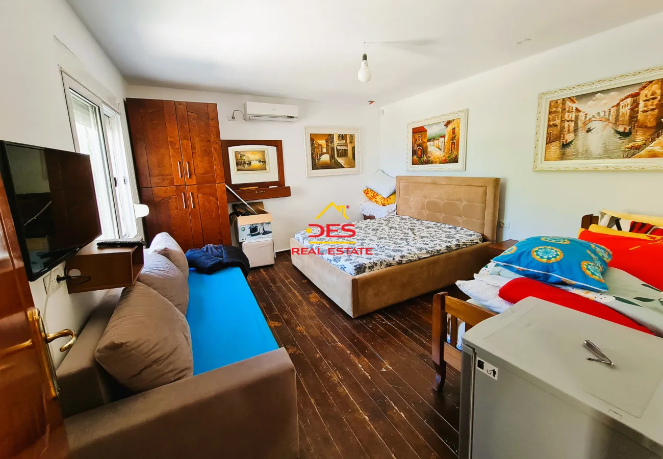 Shitet hotel + shtëpi private + truall në fshatin borsh, himarë