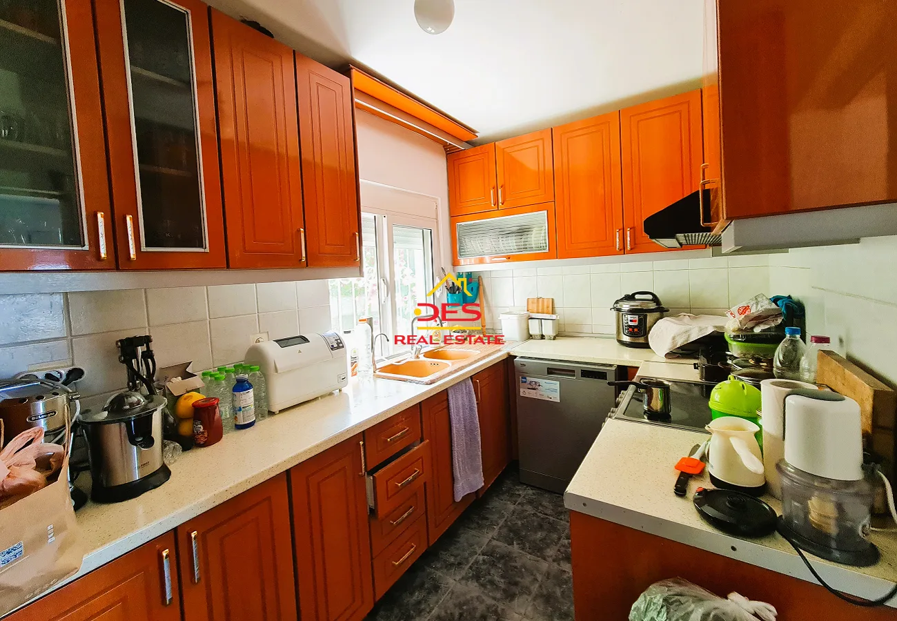 Shitet hotel + shtëpi private + truall në fshatin borsh, himarë