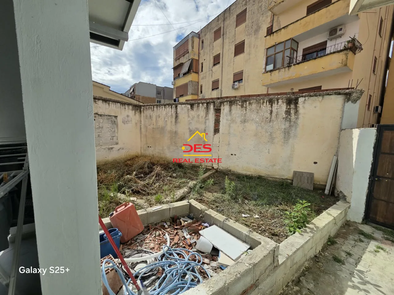 Shitet apartament 1+1 pranë bar restorant lux , vlorë.