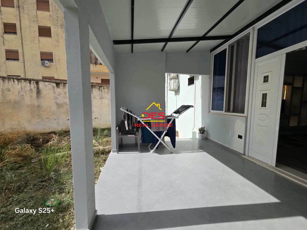 Shitet apartament 1+1 pranë bar restorant lux , vlorë.