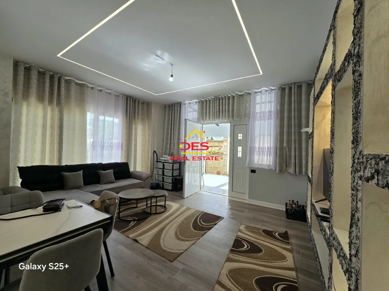 Shitet apartament 1+1 pranë bar restorant lux , vlorë.