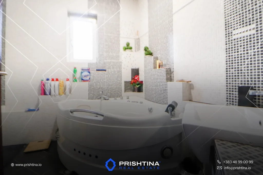 Shtëpi me qira 340m² në Mati 1