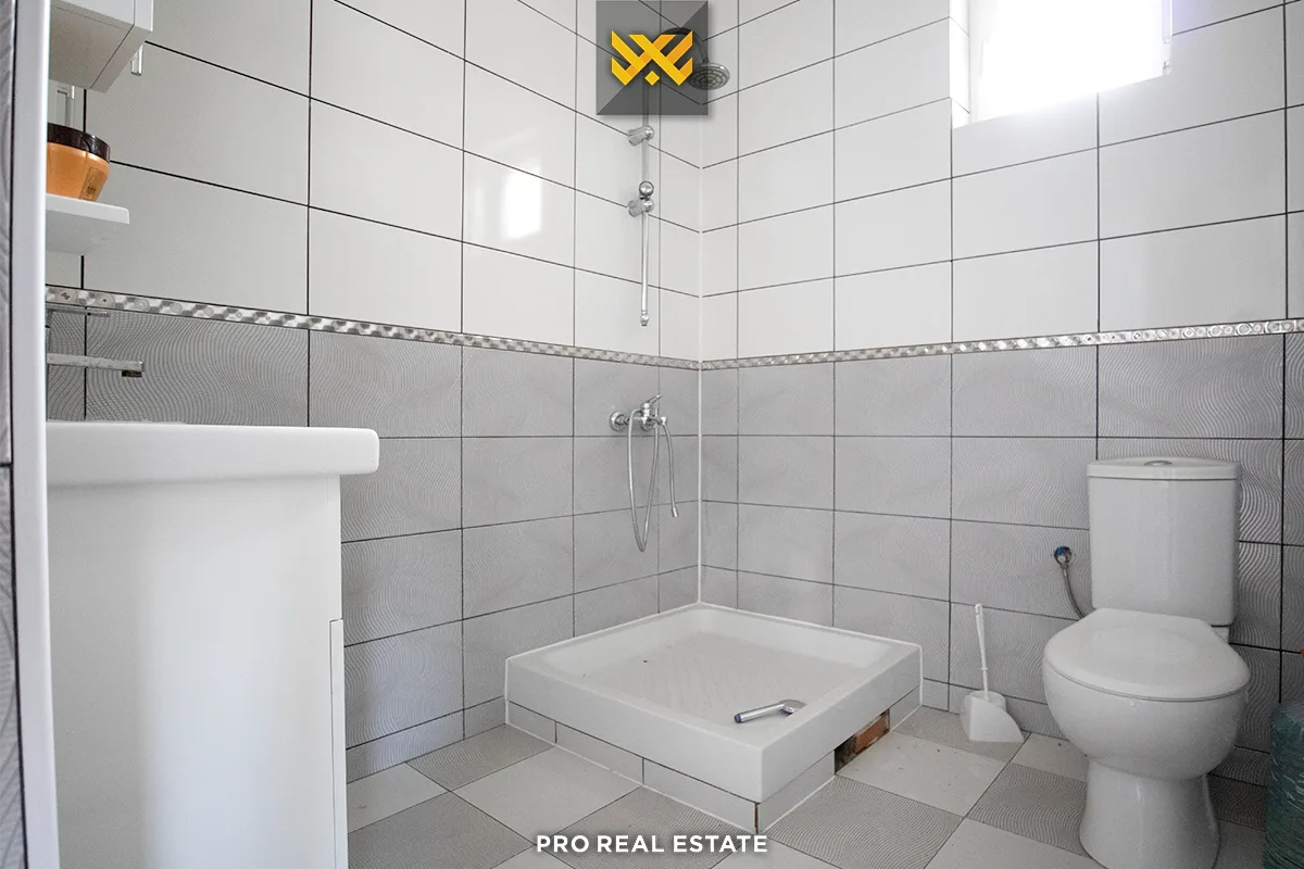 Shtëpi 240m² + 30m² për #SHITJE në Hajvali.